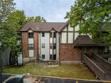 Beautifully Updated, Top Floor, 2 Bdrm, 2 Bath, Furnished on Seasons Ridge At Four Seasons in Missouri - for sale on GolfHomes.com, golf home, golf lot