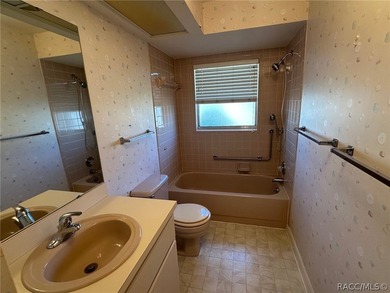 This affordable Beverly Hills home is located in a nice on Brentwood Farms Golf Club in Florida - for sale on GolfHomes.com, golf home, golf lot