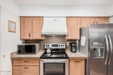 Come see this darling Phase 3 2 bedroom, 2 bath end unit. This on Sun City-Willow Creek / Willow Brook  in Arizona - for sale on GolfHomes.com, golf home, golf lot