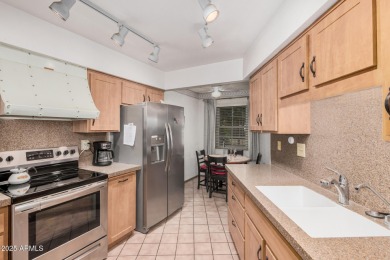 Come see this darling Phase 3 2 bedroom, 2 bath end unit. This on Sun City-Willow Creek / Willow Brook  in Arizona - for sale on GolfHomes.com, golf home, golf lot