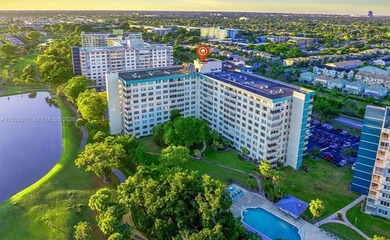 Great condo centrally located in the heart of Hollywood in the on Hillcrest Golf and Country Club in Florida - for sale on GolfHomes.com, golf home, golf lot