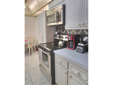 Great condo centrally located in the heart of Hollywood in the on Hillcrest Golf and Country Club in Florida - for sale on GolfHomes.com, golf home, golf lot