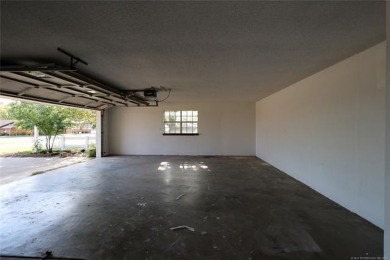 Golf Lover's Dream!
This 3-bedroom, 2-bath home with a 2-car on  in Oklahoma - for sale on GolfHomes.com, golf home, golf lot