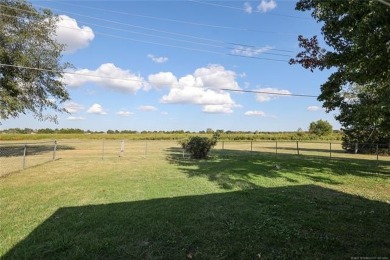 Golf Lover's Dream!
This 3-bedroom, 2-bath home with a 2-car on  in Oklahoma - for sale on GolfHomes.com, golf home, golf lot