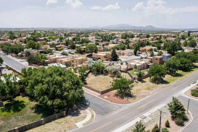 Beautiful home in gated community! This charming home is in the on Santa Fe Country Club in New Mexico - for sale on GolfHomes.com, golf home, golf lot