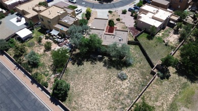 Beautiful home in gated community! This charming home is in the on Santa Fe Country Club in New Mexico - for sale on GolfHomes.com, golf home, golf lot