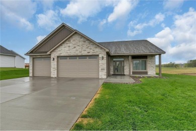 This 1753 sf One Level home has 3 bedrooms, 2 baths and a on Territory Golf Club in Minnesota - for sale on GolfHomes.com, golf home, golf lot