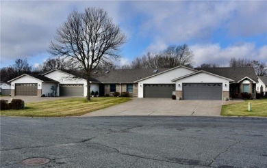 Beautifully maintained single level 2 bed, 1 bath, 2 car on Stones Throw Golf Course in Minnesota - for sale on GolfHomes.com, golf home, golf lot