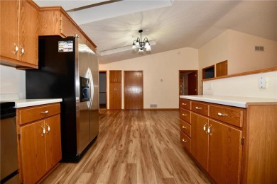 Beautifully maintained single level 2 bed, 1 bath, 2 car on Stones Throw Golf Course in Minnesota - for sale on GolfHomes.com, golf home, golf lot