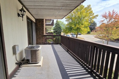 Light and neutral 2 bedroom, 2 bath 1200 sq. ft. second floor on Heather Ridge Golf Club in Illinois - for sale on GolfHomes.com, golf home, golf lot