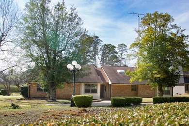Lakefront classic! Brick ranch style home is ready for on Holly Lake Ranch Golf Club in Texas - for sale on GolfHomes.com, golf home, golf lot
