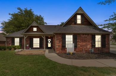 Gorgeous corner lot, 4 bed, Split plan, open floor plan, 2.5 on Bailey Ranch Golf Club in Oklahoma - for sale on GolfHomes.com, golf home, golf lot