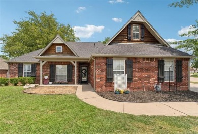 Gorgeous corner lot, 4 bed, Split plan, open floor plan, 2.5 on Bailey Ranch Golf Club in Oklahoma - for sale on GolfHomes.com, golf home, golf lot