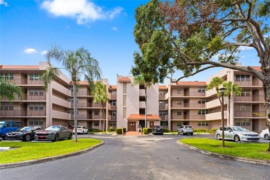 LOWEST PRICED THREE BEDROOM UNIT!! TOP SCHOOL DISTRICT! Spacious on  in Florida - for sale on GolfHomes.com, golf home, golf lot