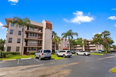 LOWEST PRICED THREE BEDROOM UNIT!! TOP SCHOOL DISTRICT! Spacious on  in Florida - for sale on GolfHomes.com, golf home, golf lot