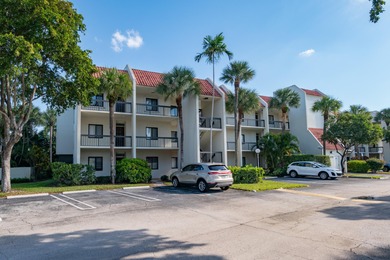 Beautifully updated top floor 2 bedrooms 2 baths unit with on The President Country Club in Florida - for sale on GolfHomes.com, golf home, golf lot