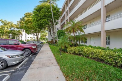 COME SEE THIS BEAUTY: HIGHLY SOUGHT AFTERSPLIT BEDROOM PLAN on Palm-Aire Country Club and Resort - The Oaks in Florida - for sale on GolfHomes.com, golf home, golf lot