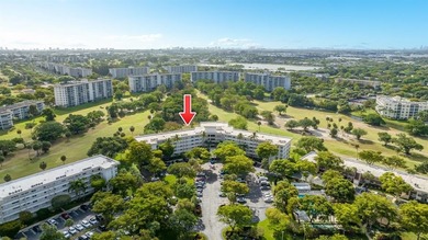 COME SEE THIS BEAUTY: HIGHLY SOUGHT AFTERSPLIT BEDROOM PLAN on Palm-Aire Country Club and Resort - The Oaks in Florida - for sale on GolfHomes.com, golf home, golf lot