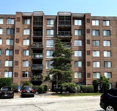 Spacious & Updated 3-Bedroom, 2-Bath Condo - Packed with on River Oaks Golf Course in Illinois - for sale on GolfHomes.com, golf home, golf lot