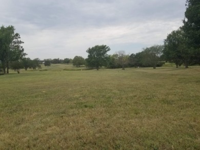 This vacant lot is situated between two very nice homes in on Eureka Country Club in Kansas - for sale on GolfHomes.com, golf home, golf lot