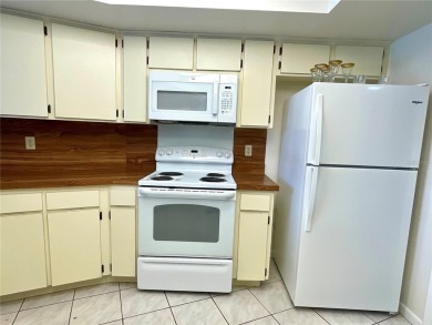 Under contract-accepting backup offers. Welcome to your future on Northdale Golf and Tennis Club in Florida - for sale on GolfHomes.com, golf home, golf lot