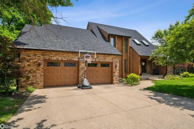 Luxury Living on the Burlington Golf Course  Welcome to this on Burlington Golf Club in Iowa - for sale on GolfHomes.com, golf home, golf lot