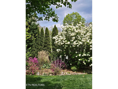 Perfectly situated in the desirable Fairfield Glade retirement on Druid Hills Golf Club in Tennessee - for sale on GolfHomes.com, golf home, golf lot