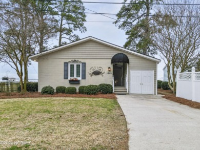 This adorable cottage will certainly be snatched up quickly. The on Bayview Golf Course in North Carolina - for sale on GolfHomes.com, golf home, golf lot