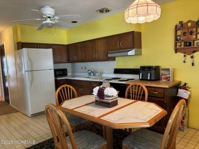 55+Community in Crestwood Village One. This two bedroom front on Keswick Village Golf Course in New Jersey - for sale on GolfHomes.com, golf home, golf lot