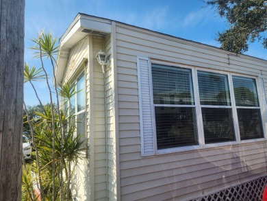 Being Sold Below Market Value!  1986 1/1 in pristine condition on Largo Golf Course in Florida - for sale on GolfHomes.com, golf home, golf lot