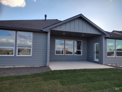 MOVE-IN-READY This incredible home features a beautiful kitchen on Hunters Point Golf Club in Idaho - for sale on GolfHomes.com, golf home, golf lot