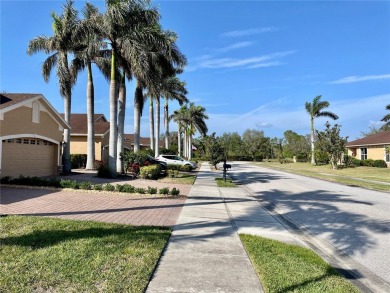 Stunning end unit, 3/2/2, 2013 built, split floor plan, 1471sf on Bobcat Trail Golf Club in Florida - for sale on GolfHomes.com, golf home, golf lot