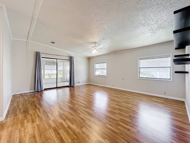 (ver mas abajo en espanol) Welcome to affordable 55+ living at on Lakes at Leesburg Golf Course in Florida - for sale on GolfHomes.com, golf home, golf lot