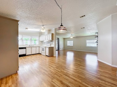(ver mas abajo en espanol) Welcome to affordable 55+ living at on Lakes at Leesburg Golf Course in Florida - for sale on GolfHomes.com, golf home, golf lot