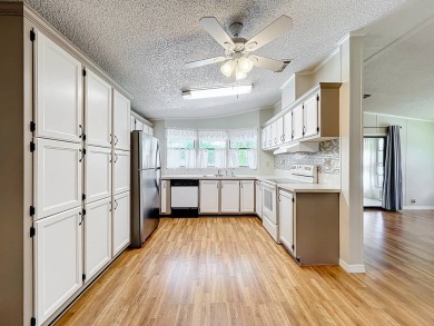 (ver mas abajo en espanol) Welcome to affordable 55+ living at on Lakes at Leesburg Golf Course in Florida - for sale on GolfHomes.com, golf home, golf lot