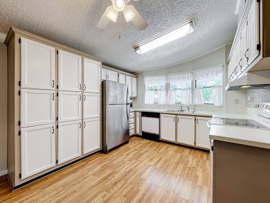 (ver mas abajo en espanol) Welcome to affordable 55+ living at on Lakes at Leesburg Golf Course in Florida - for sale on GolfHomes.com, golf home, golf lot