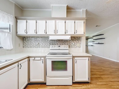 (ver mas abajo en espanol) Welcome to affordable 55+ living at on Lakes at Leesburg Golf Course in Florida - for sale on GolfHomes.com, golf home, golf lot