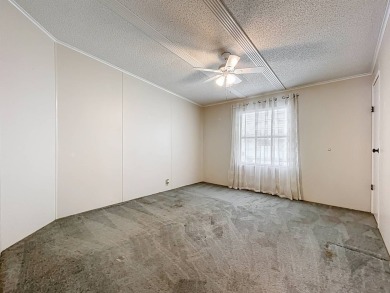 (ver mas abajo en espanol) Welcome to affordable 55+ living at on Lakes at Leesburg Golf Course in Florida - for sale on GolfHomes.com, golf home, golf lot