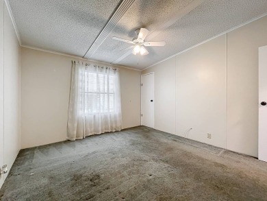 (ver mas abajo en espanol) Welcome to affordable 55+ living at on Lakes at Leesburg Golf Course in Florida - for sale on GolfHomes.com, golf home, golf lot