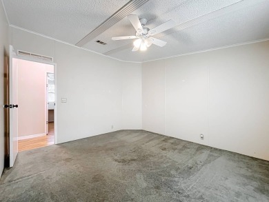 (ver mas abajo en espanol) Welcome to affordable 55+ living at on Lakes at Leesburg Golf Course in Florida - for sale on GolfHomes.com, golf home, golf lot