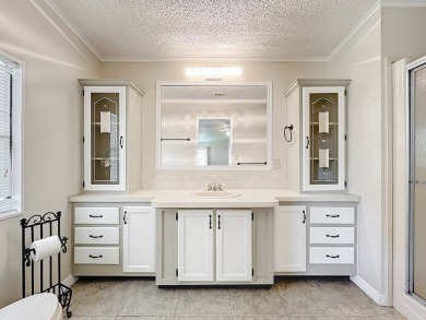 (ver mas abajo en espanol) Welcome to affordable 55+ living at on Lakes at Leesburg Golf Course in Florida - for sale on GolfHomes.com, golf home, golf lot