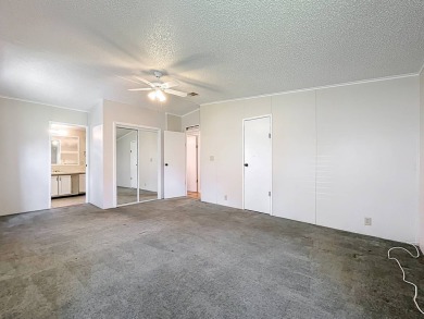 (ver mas abajo en espanol) Welcome to affordable 55+ living at on Lakes at Leesburg Golf Course in Florida - for sale on GolfHomes.com, golf home, golf lot