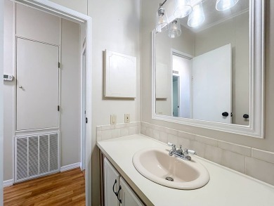 (ver mas abajo en espanol) Welcome to affordable 55+ living at on Lakes at Leesburg Golf Course in Florida - for sale on GolfHomes.com, golf home, golf lot