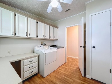 (ver mas abajo en espanol) Welcome to affordable 55+ living at on Lakes at Leesburg Golf Course in Florida - for sale on GolfHomes.com, golf home, golf lot