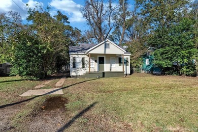 Check out this adorable home in Waterside near Ki Mexico on Querbes Park Golf Course in Louisiana - for sale on GolfHomes.com, golf home, golf lot