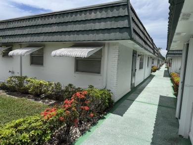 Welcome to this beautiful freshly painted 2-bedroom, 2-bath on Kings Point Golf - Executive in Florida - for sale on GolfHomes.com, golf home, golf lot