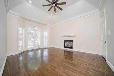 Beautifully Remodeled Home on Crossing Creeks Golf Course! on The Challenge at Oak Forest in Texas - for sale on GolfHomes.com, golf home, golf lot