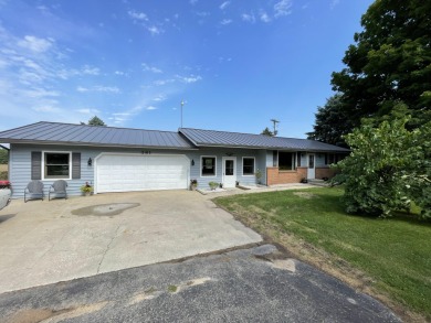 Take a look at this well maintained spacious 2 bedroom home just on South Haven Golf Club in Michigan - for sale on GolfHomes.com, golf home, golf lot