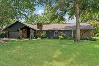 Single story home with incredible views of Indian Springs golf on Indian Springs Country Club in Oklahoma - for sale on GolfHomes.com, golf home, golf lot