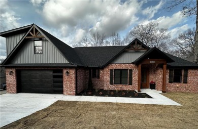 Beautiful new construction in Bella Vista! Near trails, golf on Bella Vista - Metfield Golf Complex and Country Club in Arkansas - for sale on GolfHomes.com, golf home, golf lot